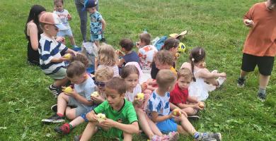 dzieci na pikniku