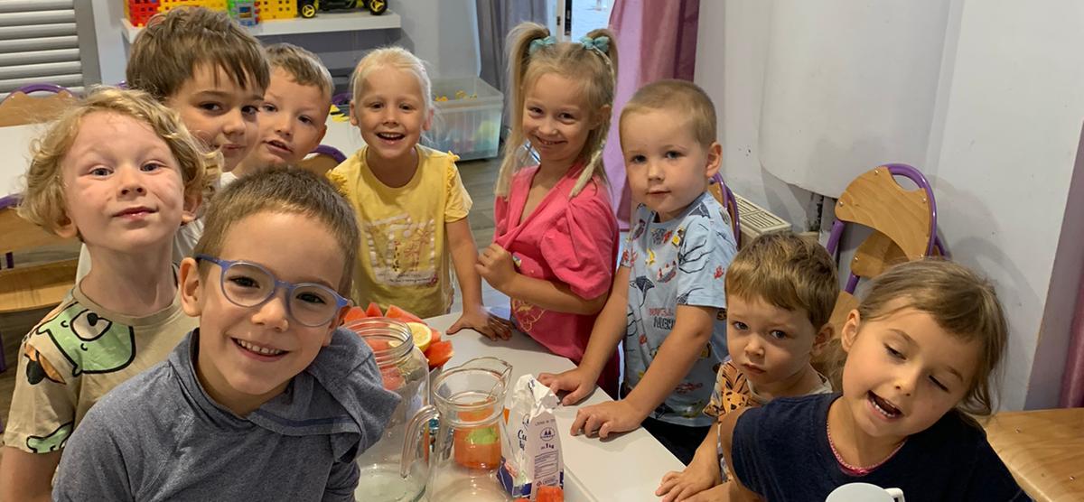 Dzieci robią lemoniadę 