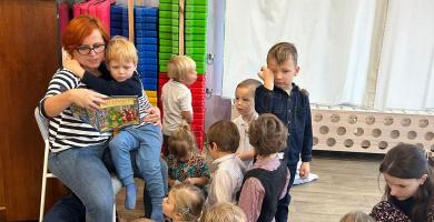 mama czyta dzieciom książkę 