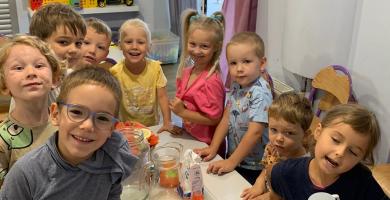 Dzieci robią lemoniadę 